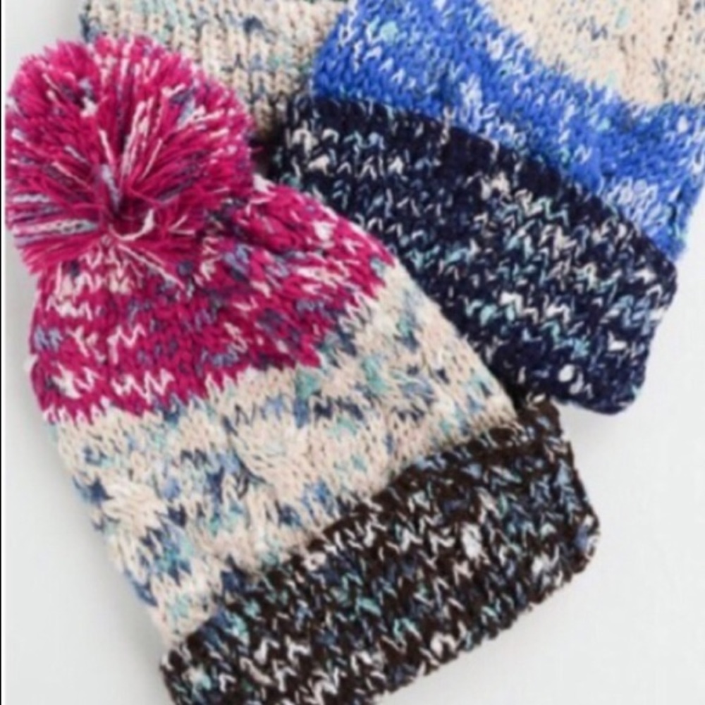 Winter hat with pom pom on top - Picture 3 of 3
